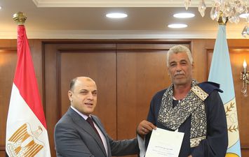 جانب من تسليم العقود للمواطنين 