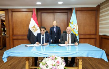 جانب من توقيع الاتفاقية 