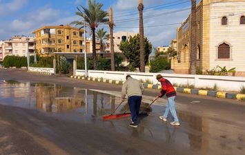 جانب من كسح مياه الأمطار  