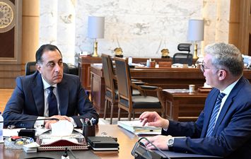 رئيس الوزراء مع وزير البترول 