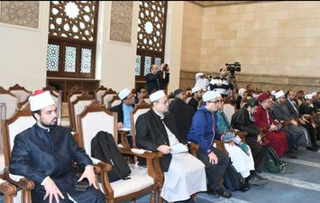 رئيس جامعة الأزهر محاضرًا لأئمة وعلماء ماليزيا المشاركين بمسجد مصر الكبير