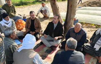 رئيس مدينه القصاصين الجديده مع المزارعين لحل أزمة المياة 