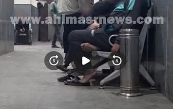 صغير كفر الشيخ يجلس بين أحضان والده قبل بدء التحقيقات 