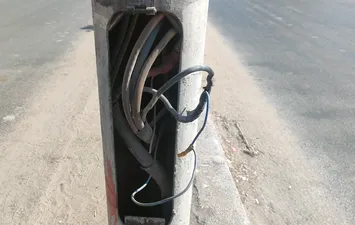 أعمدة إنارة مكشوفة بالشوارع 