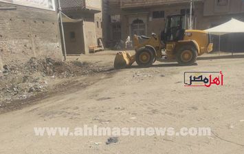 طفل يقود معدة اللودر لمحلية في قنا 