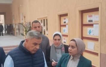 محافظ الإسكندرية داخل إحدى اللجان