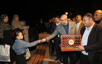 محافظ بنى سويف يوزع شيكولاته 