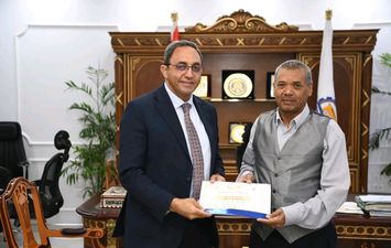 محافظ قنا يكرم عامل 