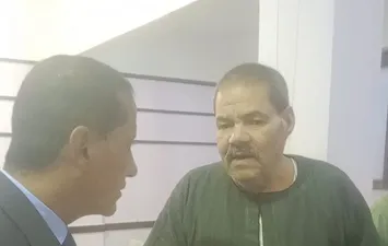 مستشار يساعد كفيف 