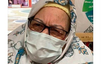 مسنة أمام  لجنتها الانتخابية ببورسعيد: حبيبى يا اللى أنا أنتخبتك ، أمانة عليك يا ابنى راعى المسنين