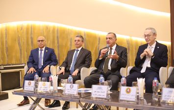 نائب وزير المالية ورئيس مصلحة الجمارك