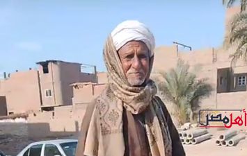 ناخب يدلي بصوته بالحمار