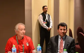 وزير الرياضة وحلمي طولان 