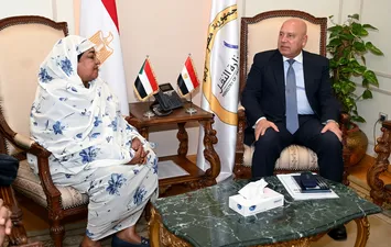 وزير الصناعة والنقل أثناء استقباله وزيرة الصناعة السودانيه