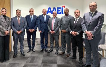 وليد جمال الدين أثناء توقيع العقد