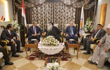 محافظ قنا يقدم التهنئة 