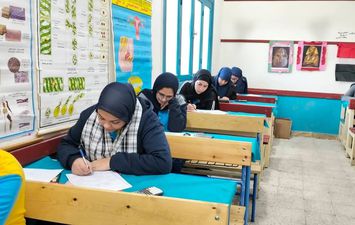 طلاب أثناء تأدية الامتحانات