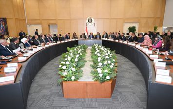  وزير الصناعة والنقل يترأس الاجتماع السابع والثلاثين للمجموعة الوزارية للتنمية الصناعية 