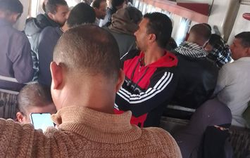 عربات قطار رقم 745 المتجه من الأقصر