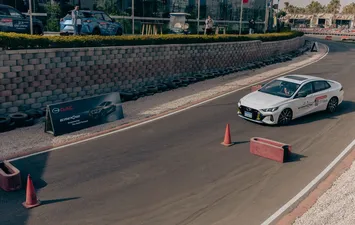 جانب من اختبار تجربة القيادة  