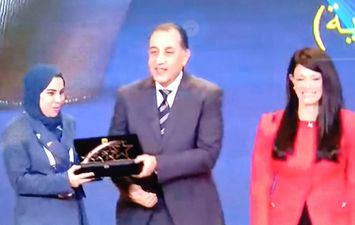 إخلاص الجارحي أثناء تسلم الجائزة