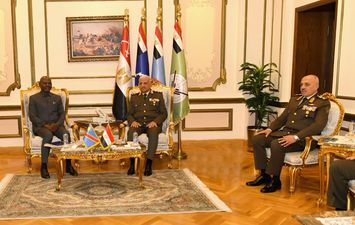 الفريق أول عبد المجيد صقر يلتقي وزير الدفاع الكونغولي لبحث تعزيز التعاون العسكري