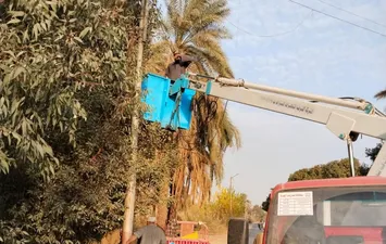 اثناء إنارة الطرق بقنا