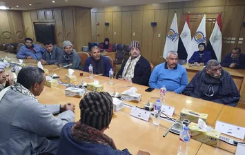 اجتماع المحافظ بتجار الشادر 