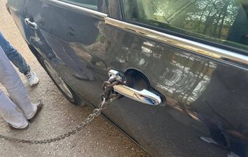 السياره مكبله بالسلاسل 