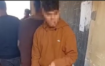 الطالب صاحب واقعة تهديد معلمة بعصا خشبية