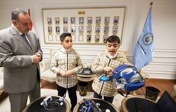 الطالبين أثناء التكريم