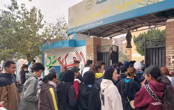 الطلاب يدخلون اللجان