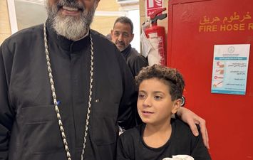 المتحدث الإعلامي باسم مطرانية بورسعيد يُتم جرعات "المصل" ويواسي الطفل "آدم" ضحية الكلب الضال