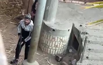 المتهم اثناء احتجاز اسرة بقنا