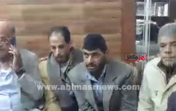 المجني عليه مع جيرانه