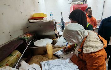 بعد تسمم حالتين .. رئيس حي الزهور يترأس حملة مفاجئة على احد المطاعم بمنطقة التعاونيات