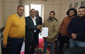 تسليم عقود العمل 