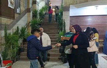  توزيع ورود وحلوى على المحتفلين بكنيسة مارجرجس بدسوق  