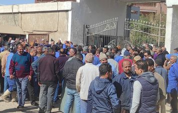 جانب من احتجاج  عمال السكر بقنا