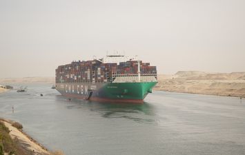 جانب من العبور بقناة السويس   