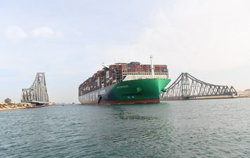 جانب من العبور بقناة السويس   