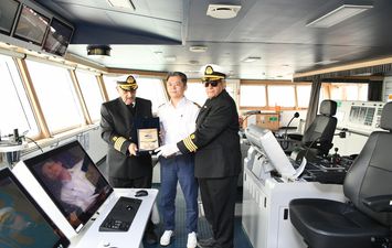 جانب من العبور بقناة السويس   