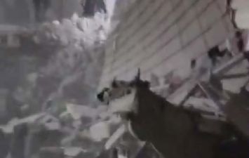 جانب من انهيار العقار 