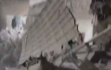 جانب من انهيار العقار 