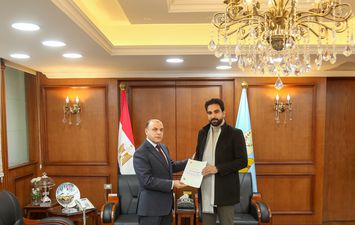 جانب من تسليم العقود 