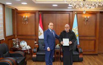 جانب من تسليم العقود 