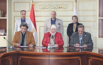 جانب من توقيع البروتوكول 