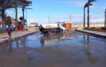 جانب من كسح مياه الأمطار  