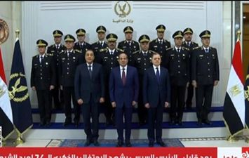 صورة تذكارية في احتفالية عيد الشرطة مع الرئيس السيسي