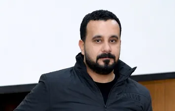 عمرو علي كاتب المقال 